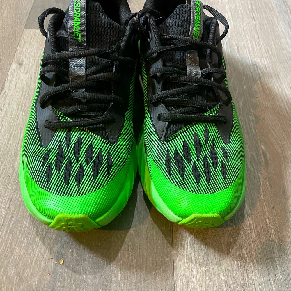Under Armor Scamjet 7y Black and green Bérault used. Still in very good shape.